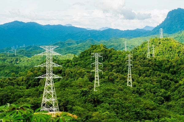 라오스에서 베트남으로 송전하는 220kV 남모뚜엉 전력선 베트남 구간. 사진제공 : EVN.