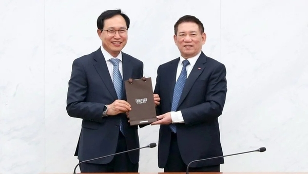 2024년 2월 28일 하노이에서 삼성 샌즈 카지노 사이트 최주호 대표이사(왼쪽)와 호득폭 재무장관이 만났다. 샌즈 카지노 사이트