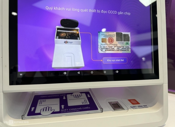 2024년 5월 하노이 카우자이의 한 시중은행에 부착된 NFC 시민 신분증 읽기 지원 장치 카지노 커뮤니티