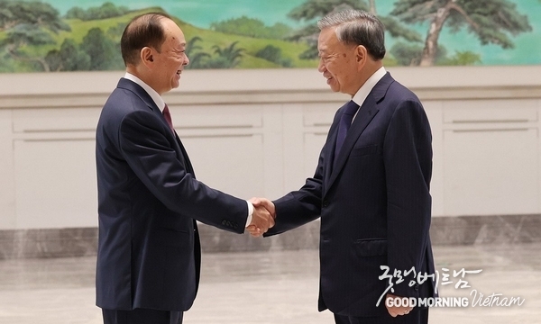 또람 총서기 겸 국가주석이 8월 18일 광동성 당위원회 황콘민 서기를 만났다. 사진: VNA