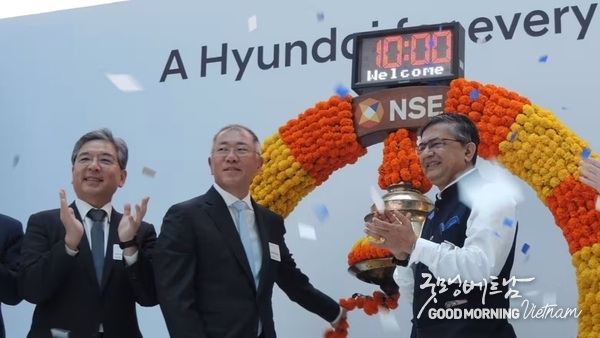 정의선 회장(가운데)이 10월 22일 인도 국립증권거래소에 현대 자동차 그룹의 인도 사업부 상장을 축하하고 있다. (사진:닛케이아시아) 카지노 사이트 추천