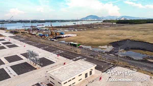 1.8제곱킬로미터의 항구 지역 외에도 항구에는 면적이 5.5제곱킬로미터인 물류 서비스 산업단지가 있으며, 화물 창고 서비스 시스템, 바지선 터미널, 환승 열차역 등으로 계획되어 있으며, 푸옥안 항구 지역에서 동나이성, 연짝의 산업단지와 남부 핵심 경제 지역으로 가는 교통, 운송 및 물류 활동을 지원한다. 그러나 푸옥안 항구는 2024년 9월에 2개의 부두만 완공하여 사용 중이며, 나머지 부두는 2026년에 완공될 예정이다. 