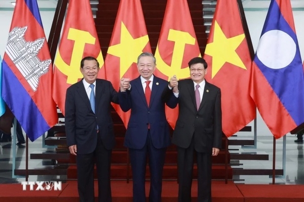 람 총서기, 캄보디아 인민당 훈센 주석, 라오스 인민혁명당 통룬 시울리스 총서기가 사진 촬영을 위해 포즈를 취하고 있다. 사진: VNA 우리 카지노추천