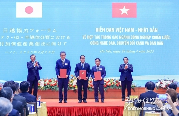팜민찐총리와 이시바 시게루 일본 총리는 국가혁신센터 NIC와 히로시마 대학, 온라인 카지노 추천-일본 전문가 협회 VJS 간 반도체 인적자원 개발 협력 협약 체결식에 자리를 같이 했다. 온라인 카지노 추천