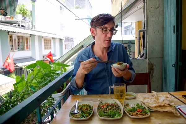 작가 캐머런 싱글턴이 도도(Do Do) 레스토랑에서 중부 베트남 음식을 맛보고 있다. 