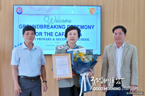  월드쉐어 최순자 이사장(가운데)이 베트남 레러이 초등학교에서 급식실 기공식 후 학교 측으로부터 감사장을<br>
전달받고 있다