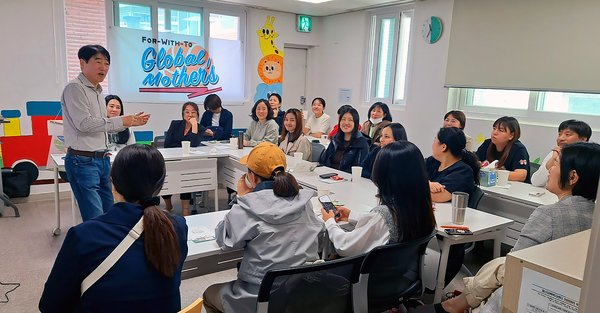 다문화 어머니들에게 'AI 시대 자녀 교육' 특강중인 이경배 연세대학교 겸임교수. (제공= 한국농구발전연구소)