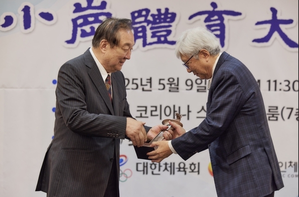 정대철 소강민관식육영재단 이사장(좌)으로부터 대상 트로피를 받고 있는 이인정 회장(우). (제공= 대한산악연맹) 온라인 카지노
