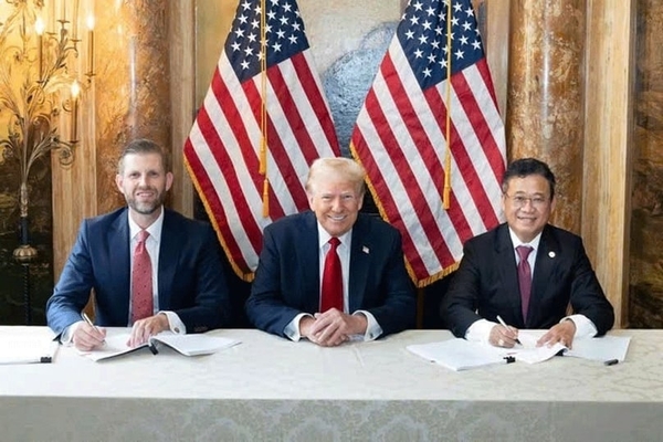 IDG 캐피털이 베트남에서 대리하는 트럼프 조직(Trump Organization)은 베트남 북부 흥옌성에 15억 달러 규모의 골프, 생태관광, 도시 복합단지를 공동 개발할 예정이다. 사진 제공: KBC, 회장: 당 탄 땀(Dang Thanh Tam, 첫 번째 오른쪽).