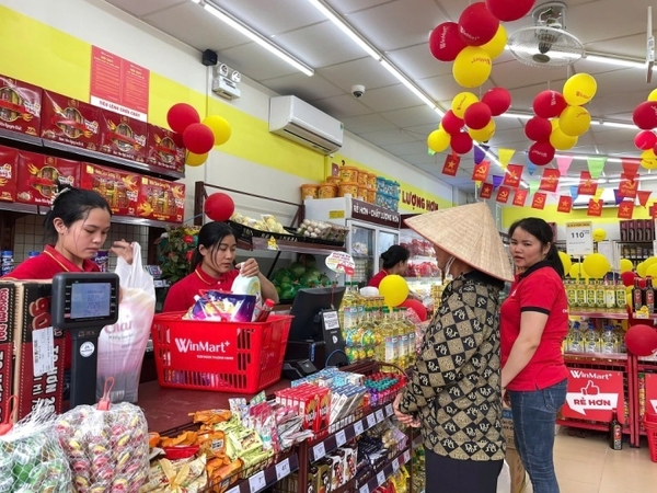 고객들이 시골 WinMart+ 매장에서 쇼핑을 하고 있다. 