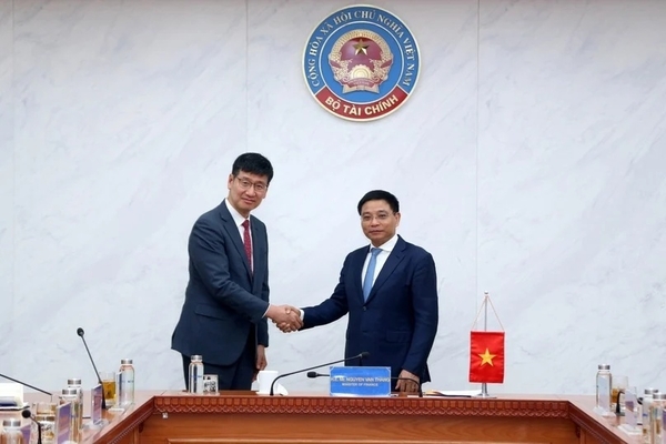 응우옌 반 탕 재무장관(오른쪽)이 2025년 5월 20일 하노이에서 나기홍 삼성베트남 CEO를 만났다. 