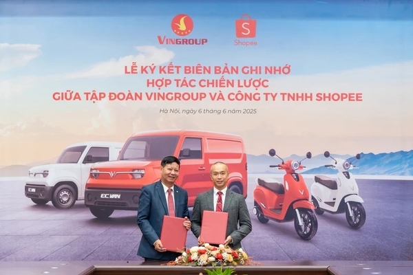 빈그룹(Vingroup) 부회장 레칵히엡(Le Khac Hiep, 왼쪽)과 쇼피 베트남(Shopee Vietnam) 전무이사 쩐뚜언안(Tran Tuan Anh)이<br>
2025년 6월 6일 하노이에서 열린 양해각서(MOU) 체결식에 참석했다. 