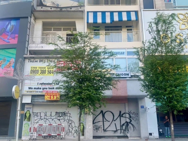 호치민시 3군의 한 3층 타운하우스에 세입자를 구한다는 안내판이 붙어 있다. 샌즈 카지노 사이트