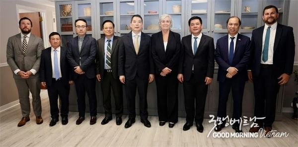 응우옌홍디엔 산업통상부 장관(오른쪽 세 번째)이 2025년 6월 11일 미국에서 나이키 대표단을 만났다. 사진 제공: 산업통상부.