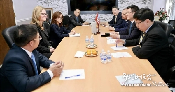응우옌 홍 디엔 산업통상부 장관(오른쪽)이 2025년 6월 11일 미국에서 월마트 관계자들과 회동했다. 사진 제공: 산업통상부.