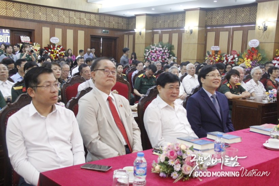 출판기념회에 참석한 하노이 명예시민 안경환 응우엔짜이대학교 대외총장(좌에서 두번째, 호꽝러이 대기자(맨 오른쪽)