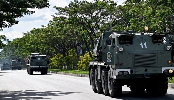 5월 28일 수도 프놈펜에 배치된 캄보디아의 BM-21 그라드 자주포. 사진: AFP