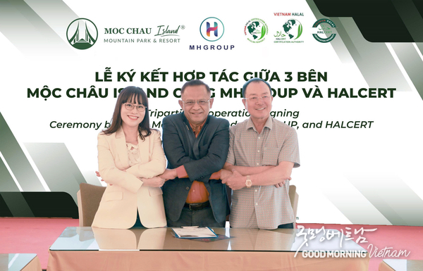 MH Group(Ms.Nguyễn Thị Minh Hằng(좌), 베트남 할랄 인증센터 책임자 Mr. Ramlan Osman (중앙), 목쩌우 아이랜드 Mr. Nguyễn Tiến Khanh회장(우)가 MOU 체결.