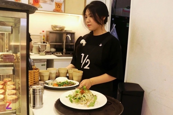 아침과 점심 판매하는 커피숍 모델은 호치민시에서 가장 물가가 비싼 지역 중 한 곳에서 사업할 때 비용을 충당하는 데 도움된다.