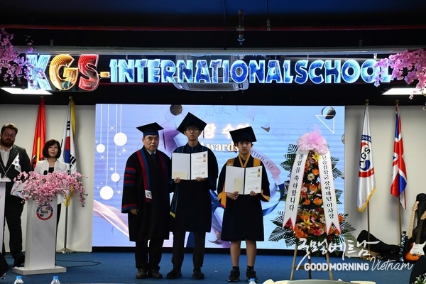 이상화 교장(좌)이 장절상 수상자와 함께(사진제공: 하노이KGS국제학교) 카지노 게임