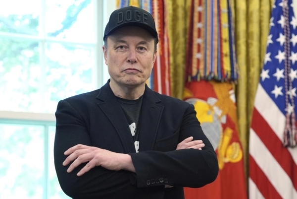 5월 백악관 집무실에서 만난 일론 머스크. 사진: AP
