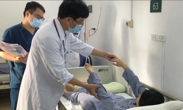 젊은 여성 환자가 박마이 병원 뇌졸중 센터에서 치료를 받고 있다. 