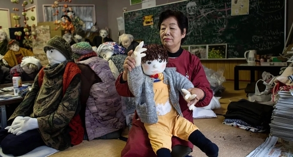 예술가 아야노 츠키미는 약 350개의 인형을 제작하여 마을 곳곳에 배치하여 공허함을 달래고 있다. 사진: 뉴욕 타임스 온라인 카지노 합법 사이트