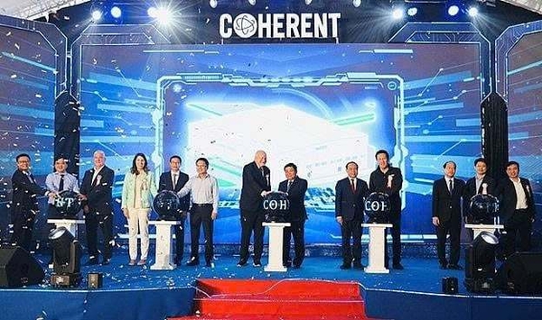 응우옌찌둥 베트남 부총리와 게리 카푸스타 코히런트 부사장이 2025년 7월 28일 베트남 남부 동나이성에서 열린 코히런트 연짝 공장 준공식에 참석했다. 