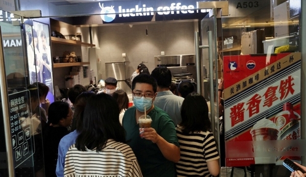 치즈라떼를 사려고 줄을 서 있는 사람들. (사진: 로이터)
