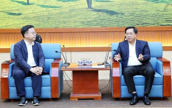 2025년 8월 1일, 푸토성 인민위원회 쩐 주이 동 위원장이 LG에너지솔루션 이진우 BSS솔루션사업팀장를 접견하고 있다.