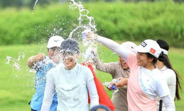 레쭉안 선수가 지난해 전국 선수권 대회에서 우승한 후 다른 골퍼들에게 축하를 받고 있다.