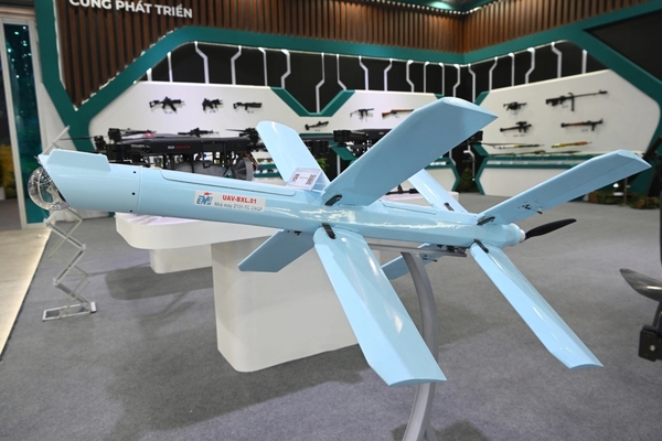 2024 국제 방위 전시회에 전시된 방위산업부의 Z131 공장에서 제조한 UAV 모델,