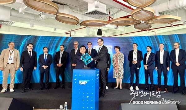 2025년 8월 7일 호치민시 SAP 그룹 R&D 센터(SAP 랩스) 개소식에 참석한 응우옌찌둥 부총리와 대표단