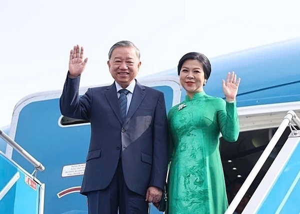 또럼(To Lam) 서기장과 부인은 오늘 노이바이(Noi Bai) 공항에서 비행기에 탑승했다.