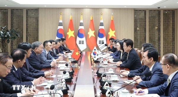 토람 사무총장이 이재명 대통령과 회담을 하고 있다. 사진: VNA