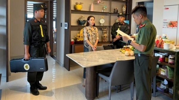 경찰이 피고인에 대한 기소장을 읽고 있다. 사진: 경찰 제공