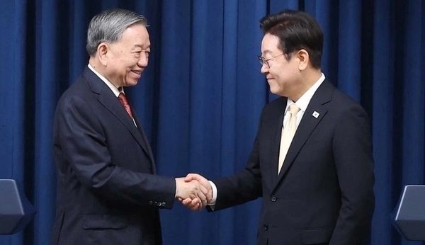 8월 11일 기자회견에 참석한 또럼 서기장과 이재명 대통령. 사진: VNA