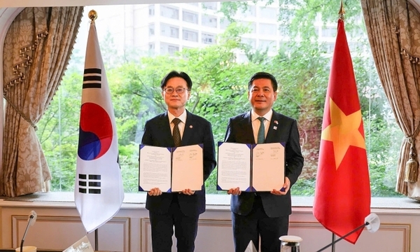 8월 11일 서명식에 참석한 응우옌홍디엔 산업통상부 장관과 김정관 산업통상자원부 장관(왼쪽)
