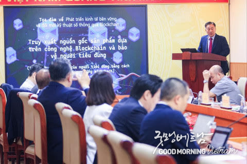 나정식 박사(엑트아이)가 한-베트남 블록체인 경제협력 세미나에서 제품 출처 추적과 소비자 보호를 위한 블록체인응용에 대해 강연하고 있다