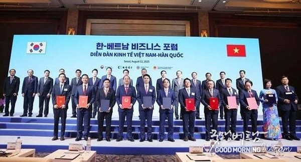 2025년 8월 12일, 베트남 또럼 서기장과 김민석 한국 국무총리가 서울에서 양국 간 협력 문서 교환을 참관했다. 사진 제공: 베트남 통신