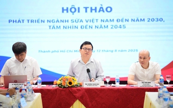 베트남 산업통상부 차관 Truong Thanh Hoai(중앙)가 2025년 8월 12일 베트남 호치민시에서 2030년까지의 유제품 산업 개발 및 2045년 비전에 관한 회의를 주재하고 있다.