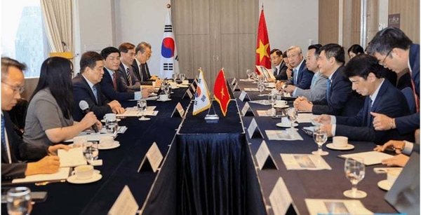 응우옌홍디엔 베트남 산업통상부 장관이 2025년 8월 12일 서울에서 포스코인터내셔널 관계자들을 접견하고 있다. 