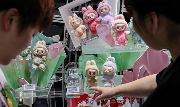 상하이 팝마트 매장 밖에 놓인 라부부 인형들. 사진: 로이터