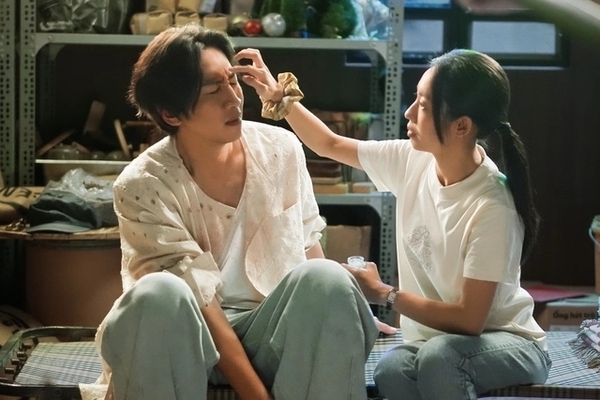 강준우와 타오는 영화 '러브 바리스타'의 한 장면에서 로맨틱한 순간