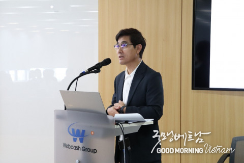 쿠콘 김종현 대표가 2025년 상반기 실적 및 향후 전략을 발표하고 있다