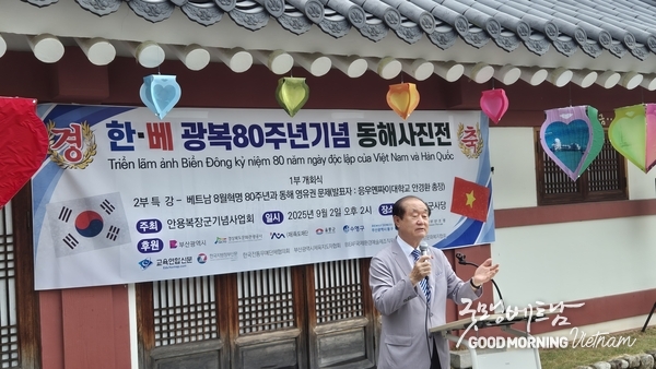 하노이와 호찌민시의 명예시민인 베트남 응우옌짜이대학교 안경환 총장(대외담당)