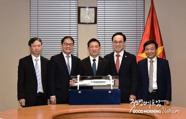<em>호득폭 부총리(중앙) 타코의 쩐바드엉 회장(오른쪽에서 두번째) 및 현대 로템 이용배 대표</em>
