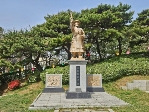 수강사 경내에 있는 안용복 장군 동상