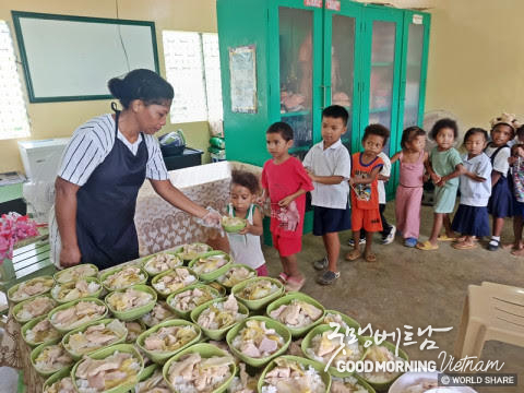 필리핀 아닝와이-사카티한 학교 아이들이 급식을 받고 있다