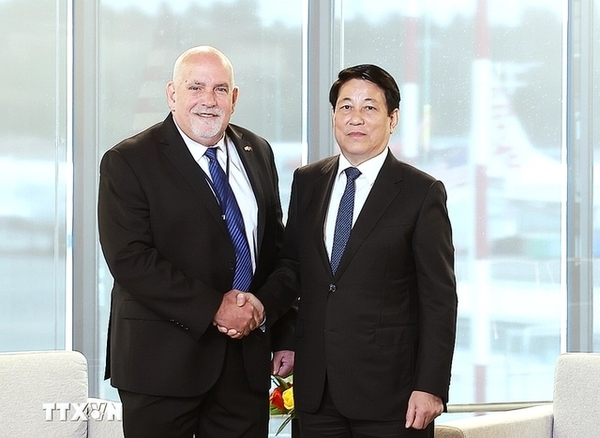 "베트남 국가주석 루엉 꾸엉(오른쪽)이 2025년 9월 21일 미국 워싱턴주 시애틀에서 코스트코 사장 겸 CEO 론 바크리스를 환영하고 있다. 사진=베트남통신사"